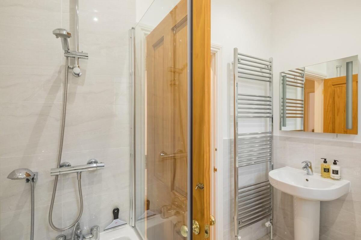 Large 4 Bedroom Home With Garden And Free Parking Кембридж Экстерьер фото
